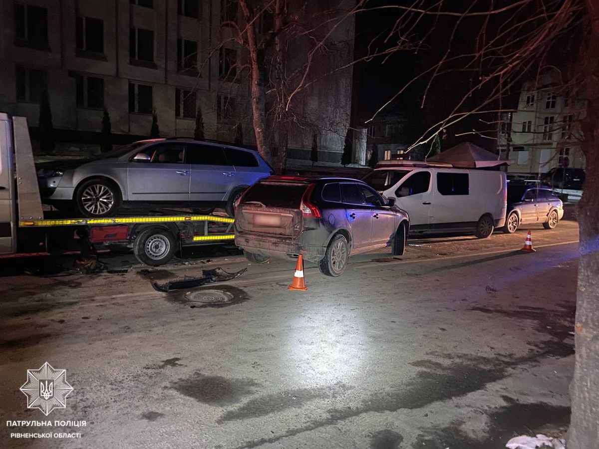 У Рівному водій Volvo протаранив шість автомобілів і втік
