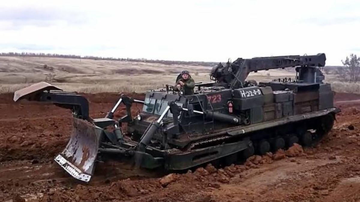 ЗСУ вперше знищили російський шляхопрокладач БАТ-2
