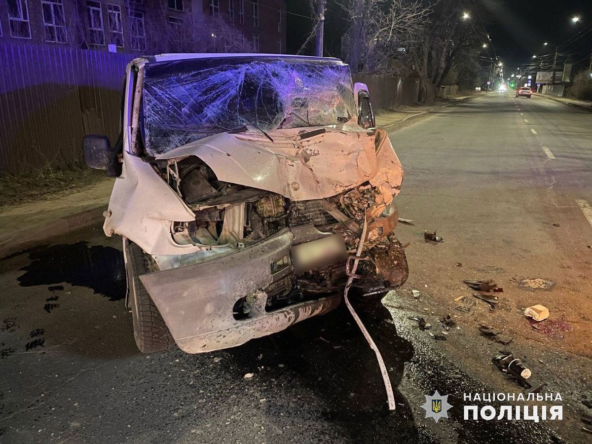 У Чернівцях внаслідок зіткнення з тролейбусом загинув 21-річний водій Mercedes-Benz Vito
