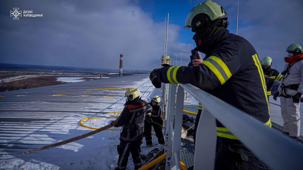 Рятувальники частково розкривають саркофаг ЧАЕС для гасіння осередку тління 