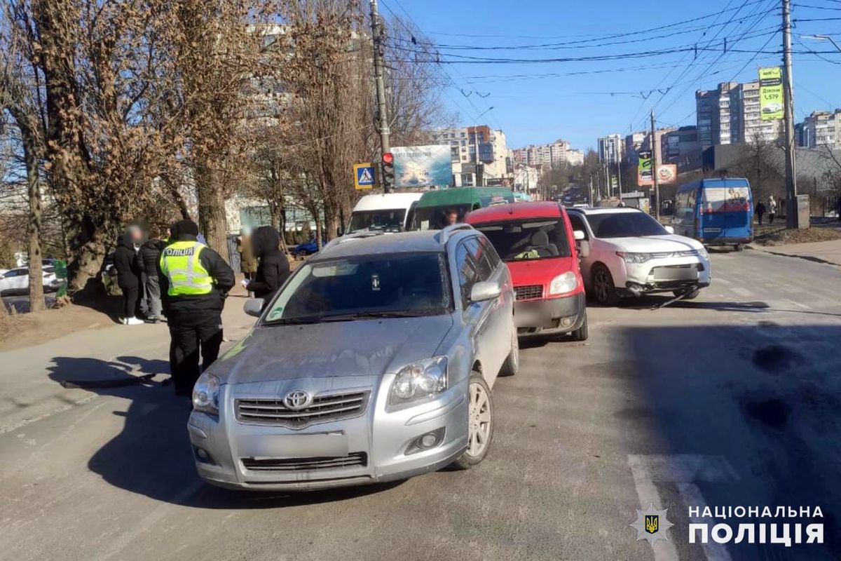 В аварії п'ятьох автомобілів у Хмельницькому постраждала 41-річна пасажирка маршрутки