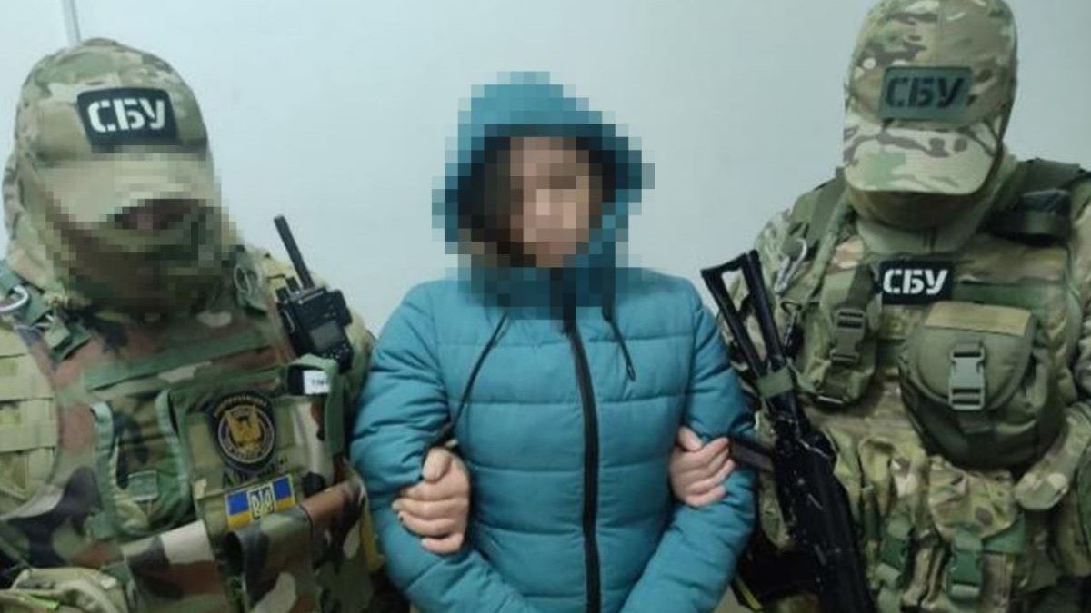СБУ затримала одеситку, яка готувала схованки зі зброєю та вибухівкою біля порту