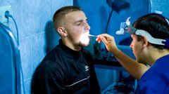 Втрата голосу: чому це відбувається і як собі допомогти?