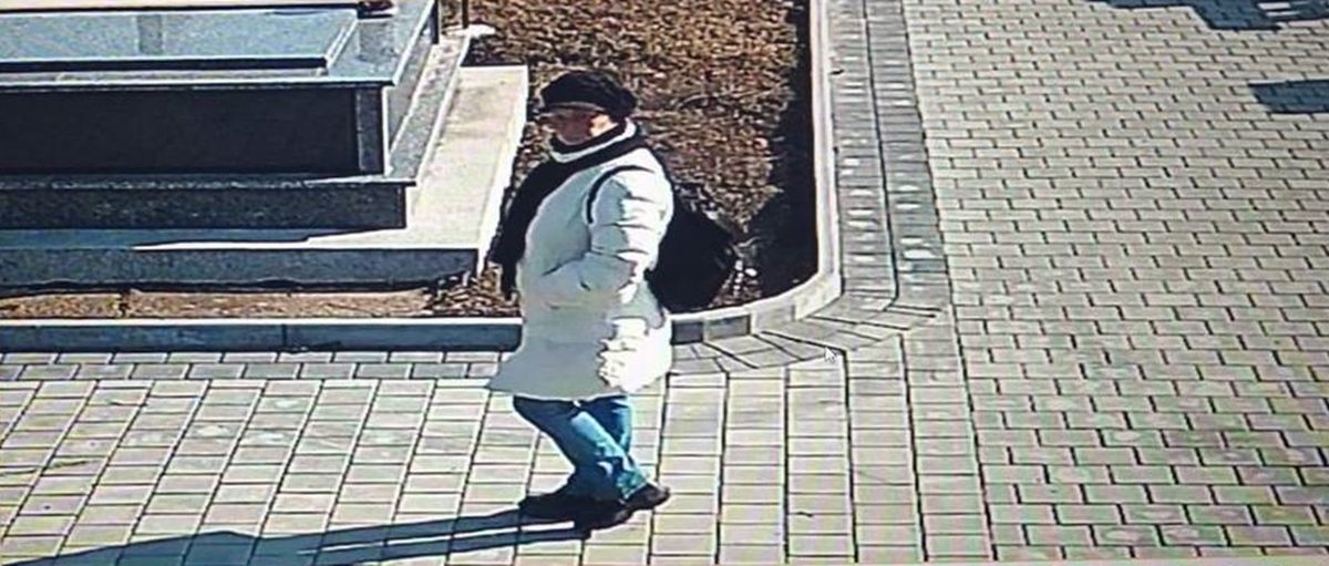 Поліція Буковини розшукала жінку за вандалізм на могилі військовослужбовця