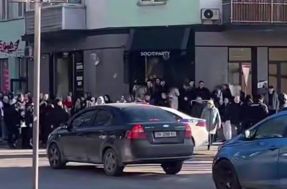 У центрі Рівного натовп заблокував автомобіль ТЦК через затримання двох чоловіків 