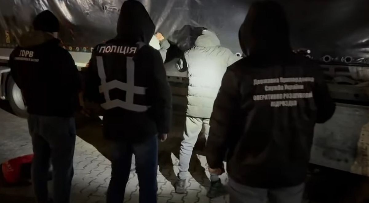 Львівська поліція затримала підприємця та водія фури за переправлення ухилянтів
