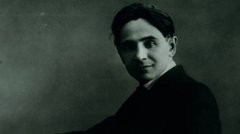 Куля в серці, знання 8 мов та акробатика в театрі