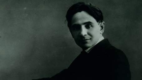 Куля в серці, знання 8 мов та акробатика в театрі