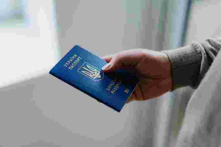 Мінкульт призупиняє видачу листів сприяння для виїзду за кордон митців та медійників