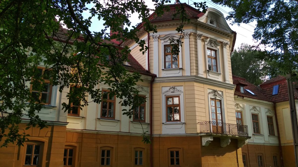 Конюшня, теплиця і STEM-лабораторія: Великолюбінський НРЦ реформують у новий освітній осередок