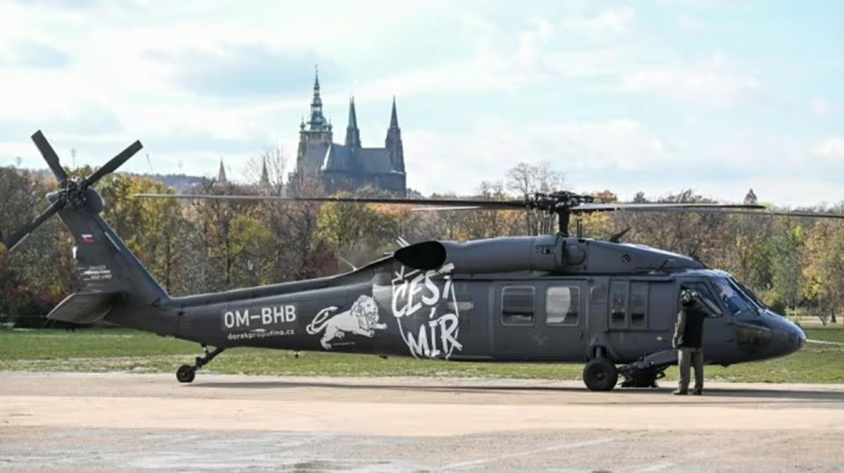 Чеські волонтери купили для ГУР бойовий гелікоптер Black Hawk 