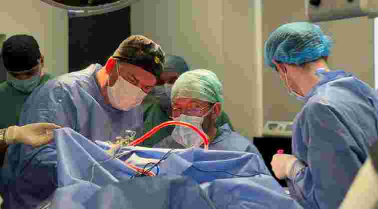 Нейрохірурги Львова видалили пухлину мозку 50-річному чоловікові, який був при свідомості