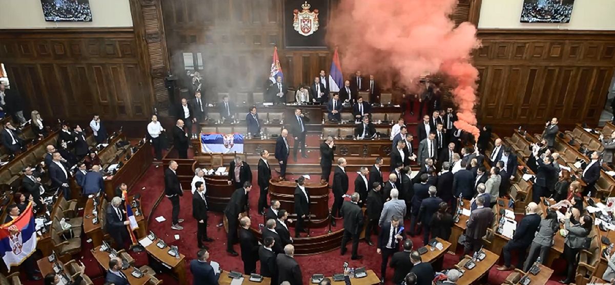 У парламенті Сербії депутати влаштували бійку та запалили димові шашки