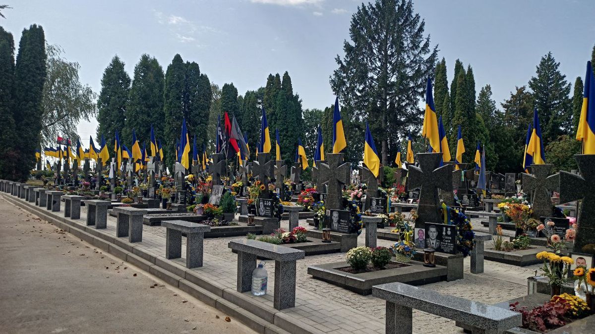 Поліція розслідує розтрату 3 млн грн під час вставлення пам'ятників на Алеї героїв у Рівному
