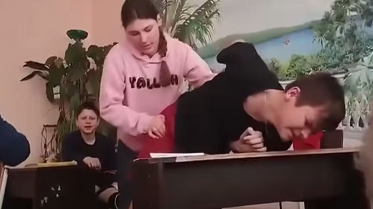 На Тернопільщині покарали вчительку, яка силою забирала в учня телефон
