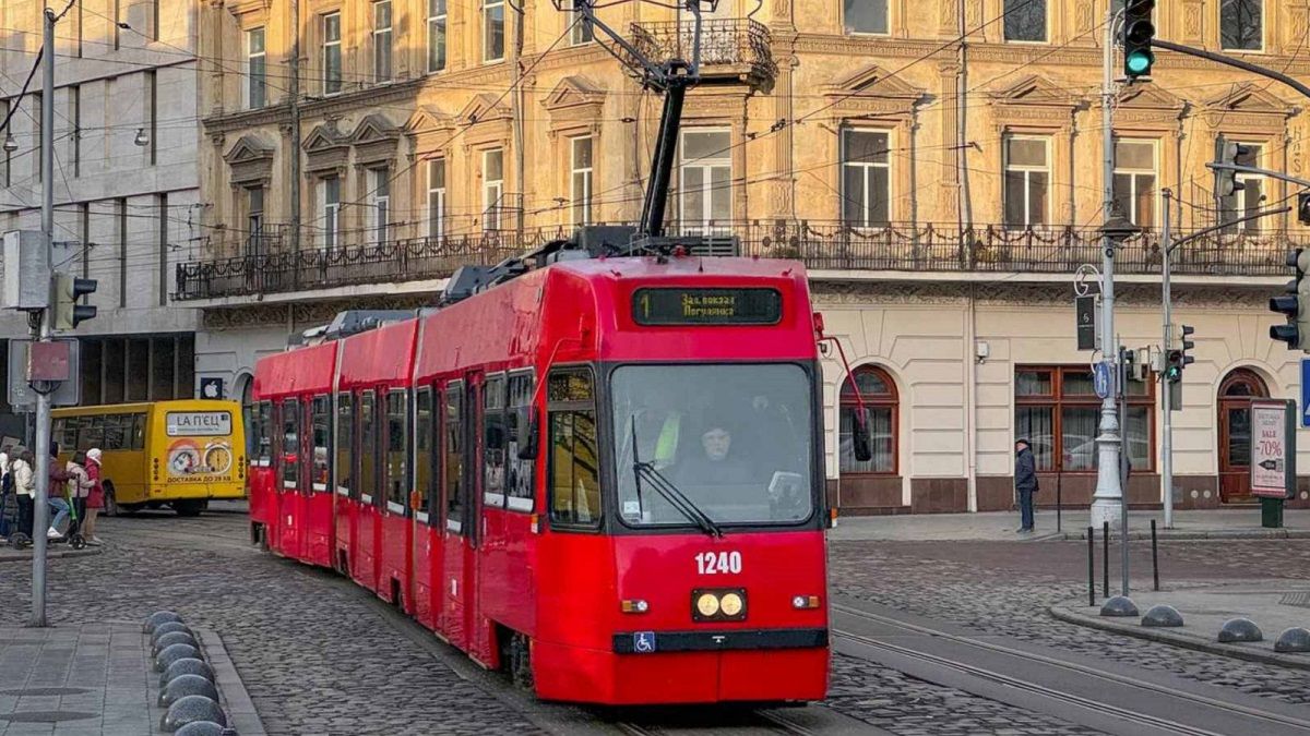 На вулиці Львова виїхали перші вживані трамваї з Берна