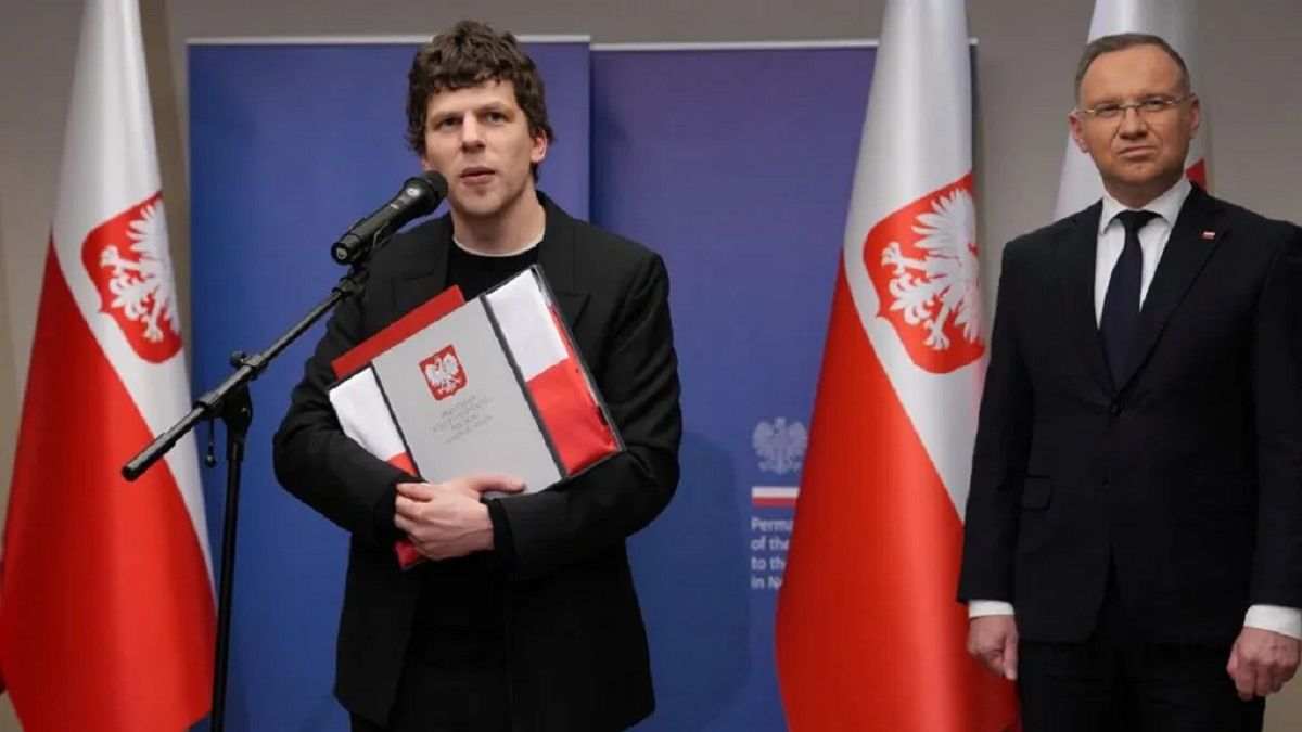 Голлівудський актор Джессі Айзенберг отримав громадянство Польщі за фільм «Справжній біль»
