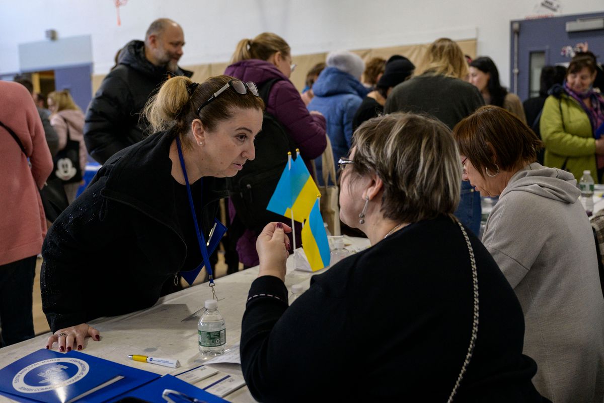 США планує скасувати тимчасовий захист для 240 тисяч українських біженців, – Reuters