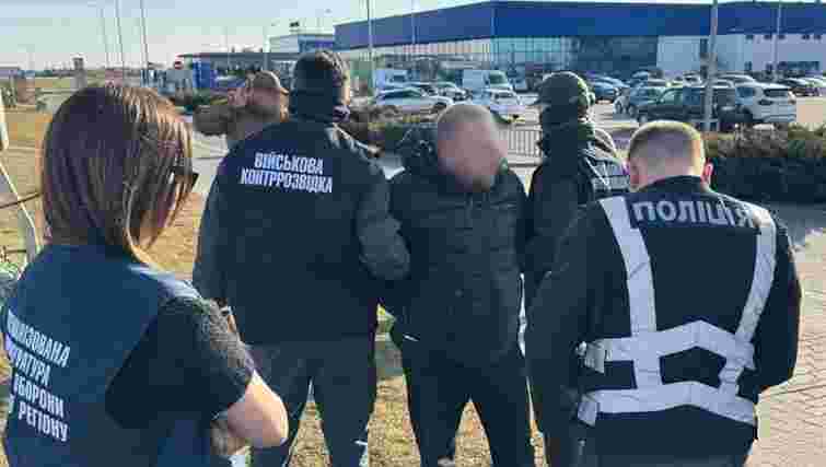 Львів’янин за 11,5 тис. доларів обіцяв перевести військового у тиловий підрозділ