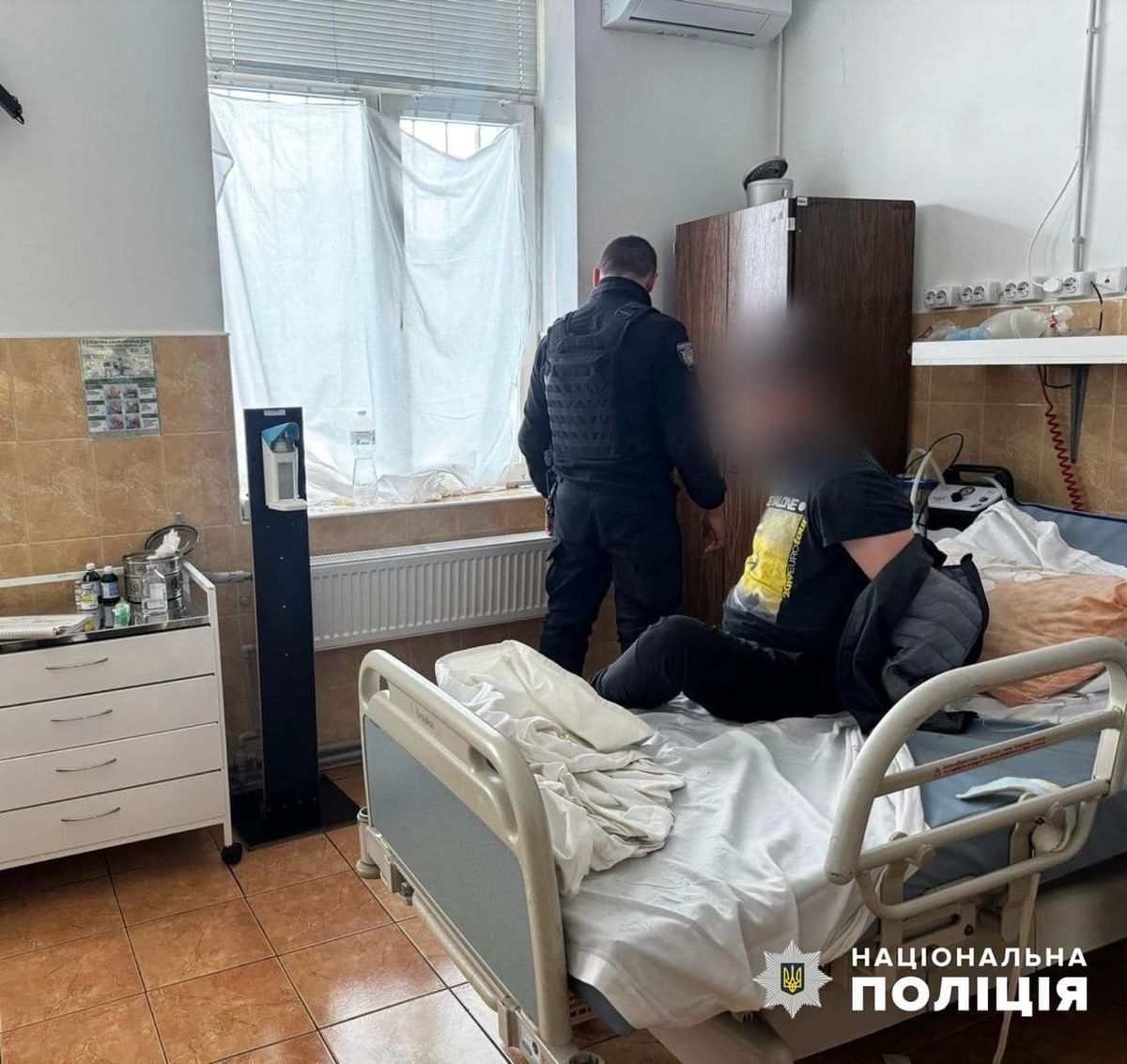 У Мукачеві пацієнт вдарив ножем у шию 21-річну медсестру лікарні