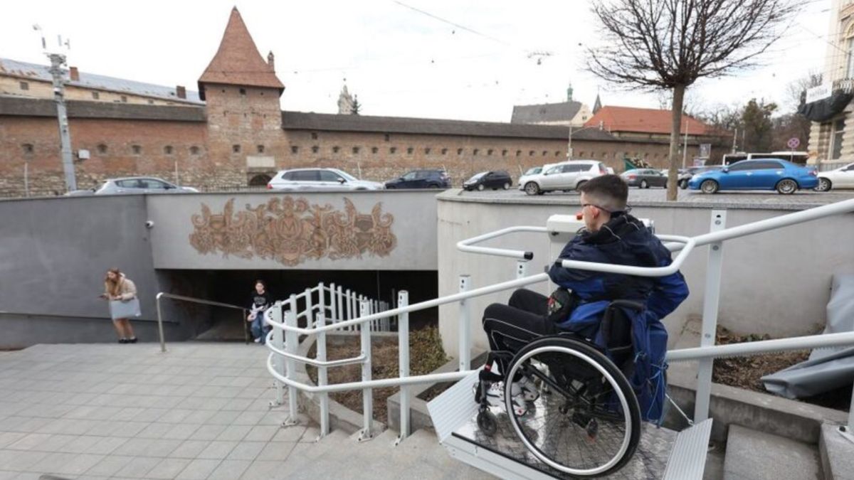 У Львові вперше встановили електричні підйомники у підземному переході