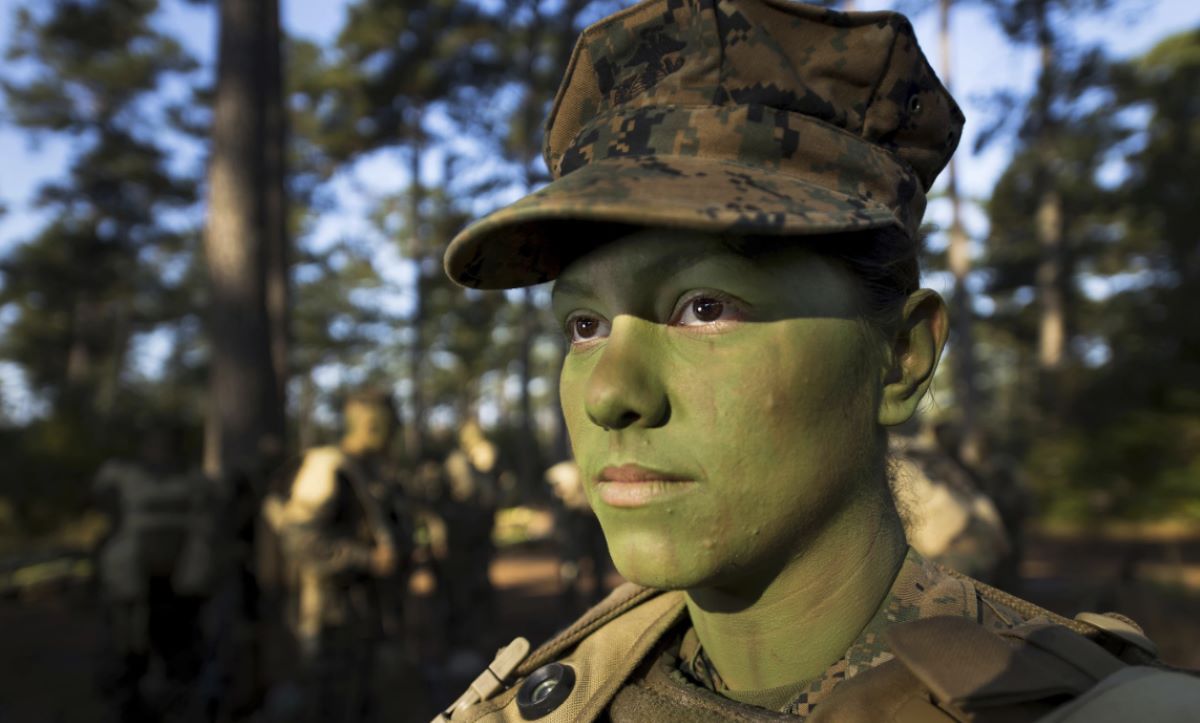 Фото Корпусу морської піхоти США, на фото зображена Крістіна Фуентес Монтенегро, одна з перших трьох жінок-морських піхотинців, які закінчили курс підготовки піхоти