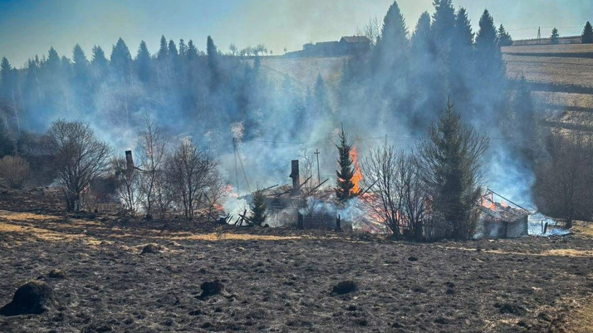 У карпатському селі на Львівщині згоріли три будинки, чоловік отримав важкі опіки
