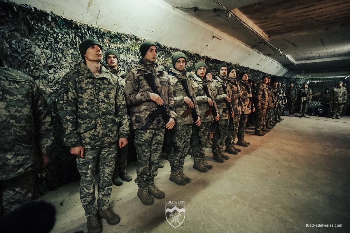 Перші військові до 25 років склали присягу за спецконтрактом у прикарпатській бригаді