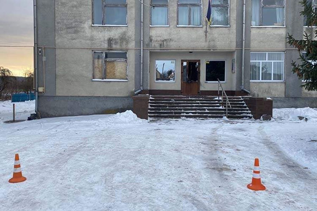 Житель Тернопільщини уникнув покарання за підірвані гранатою двері селищної ради