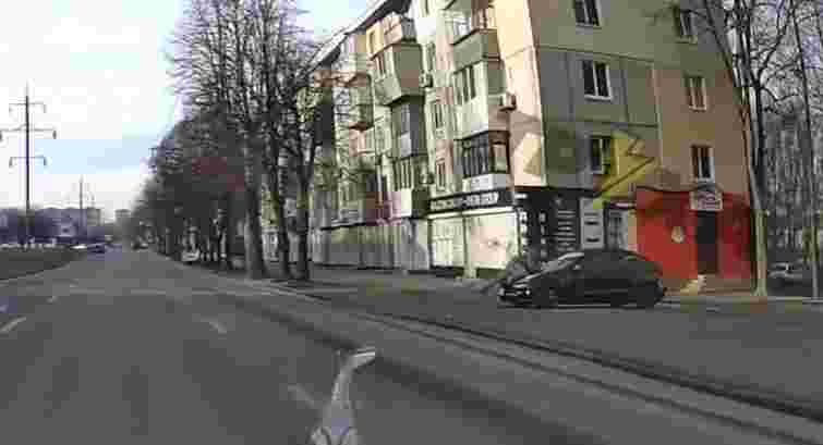 У Дніпрі водій Tesla на капоті протягнув військовослужбовця ТЦК 