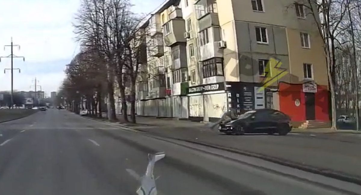 У Дніпрі водій Tesla на капоті протягнув військовослужбовця ТЦК 