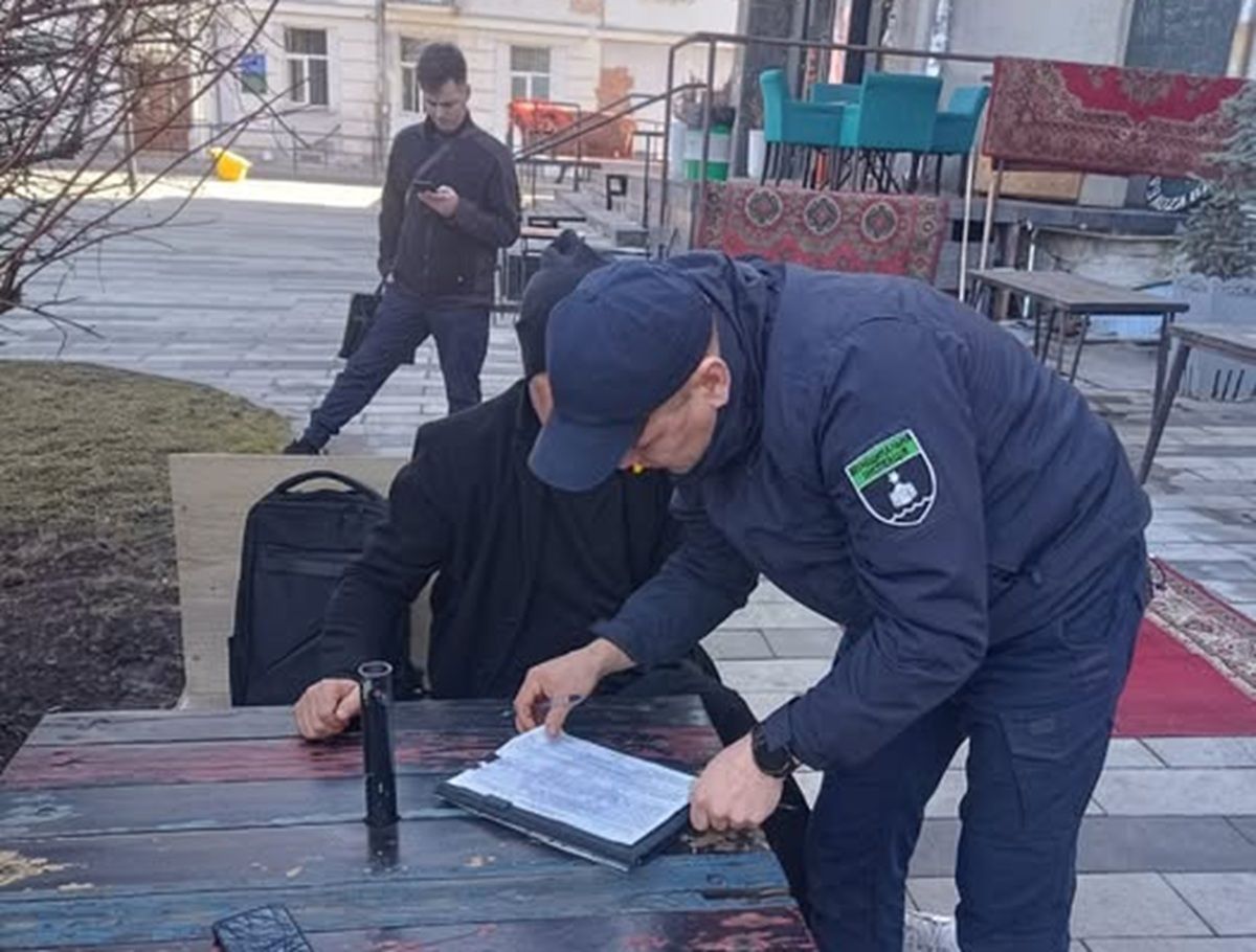 Тернопільського ресторатора оштрафували за прання килимів у центрі міста