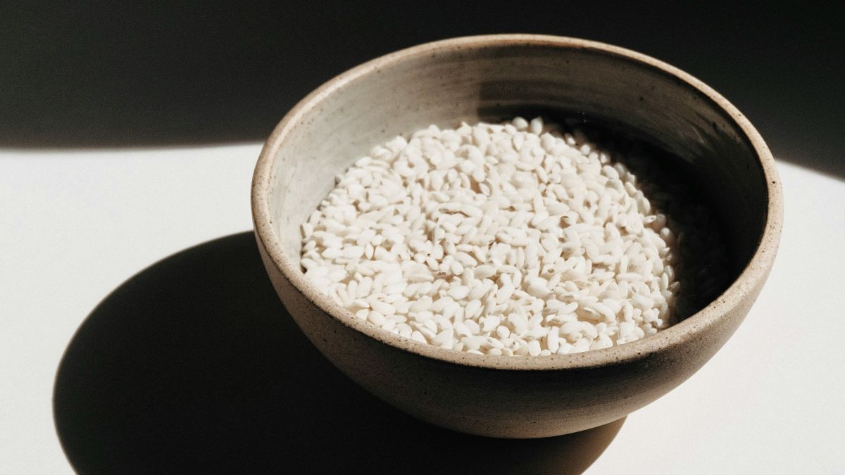 Гаряча чи холодна: якою водою замочувати рис під час готування плову