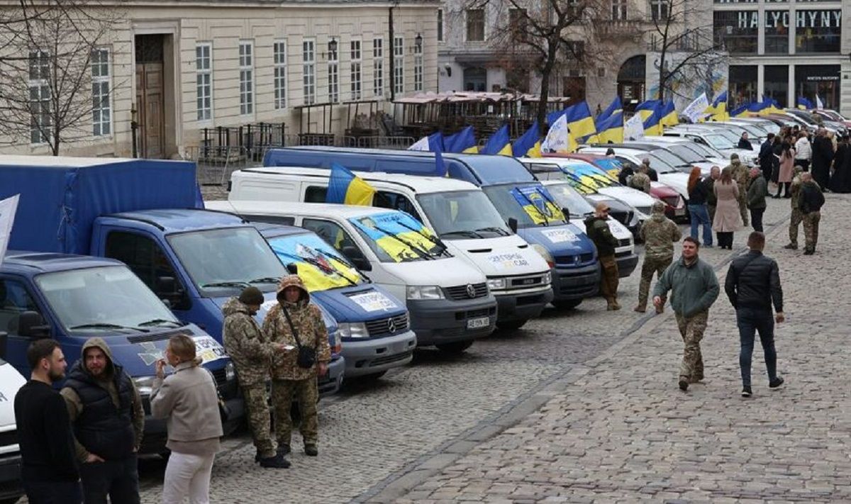 У Львові благодійники передали Збройним силам 35 автомобілів 