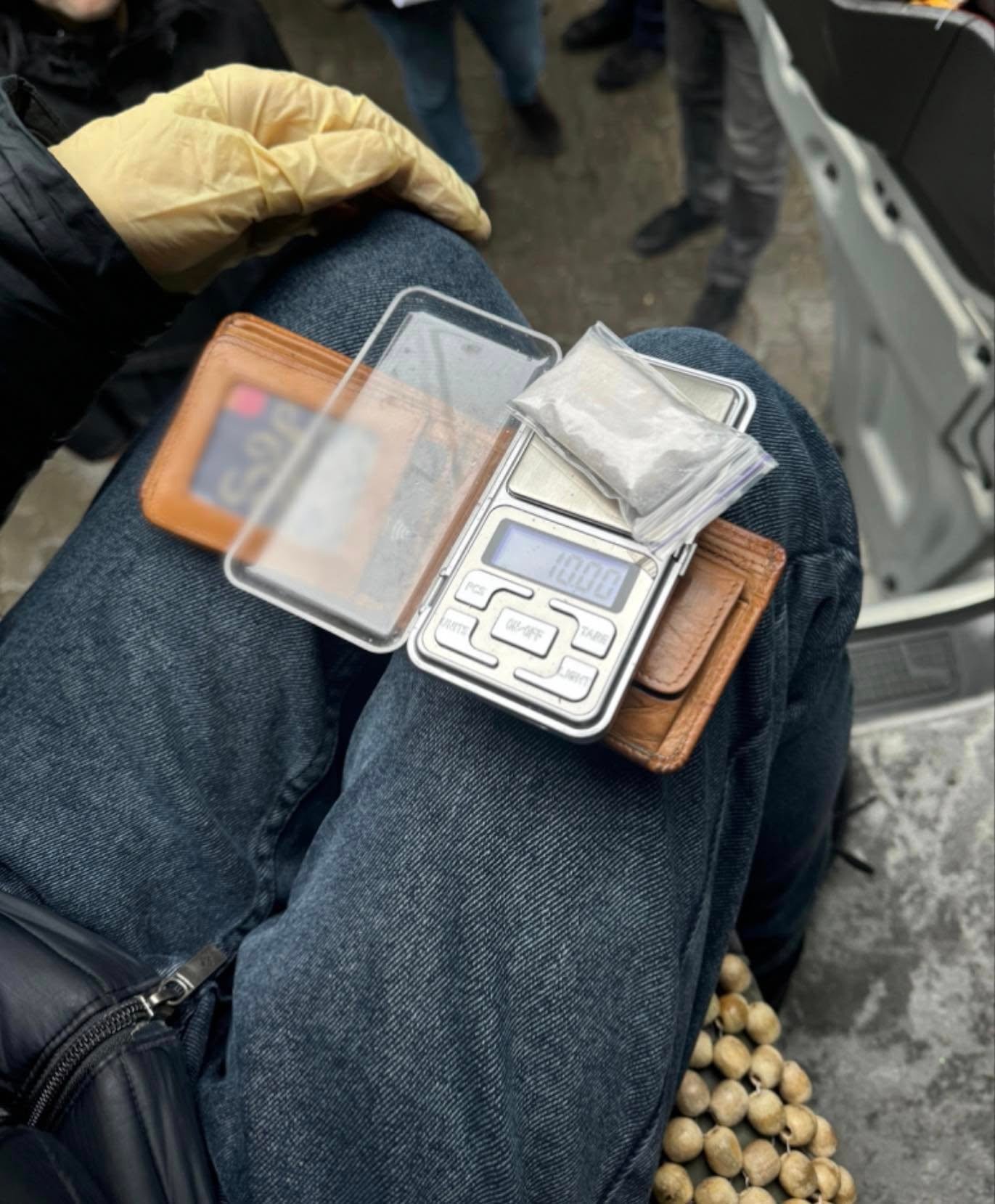 Правоохоронці провели обшуки у двох підозрюваних у наркобізнесі лучан (фото поліції)