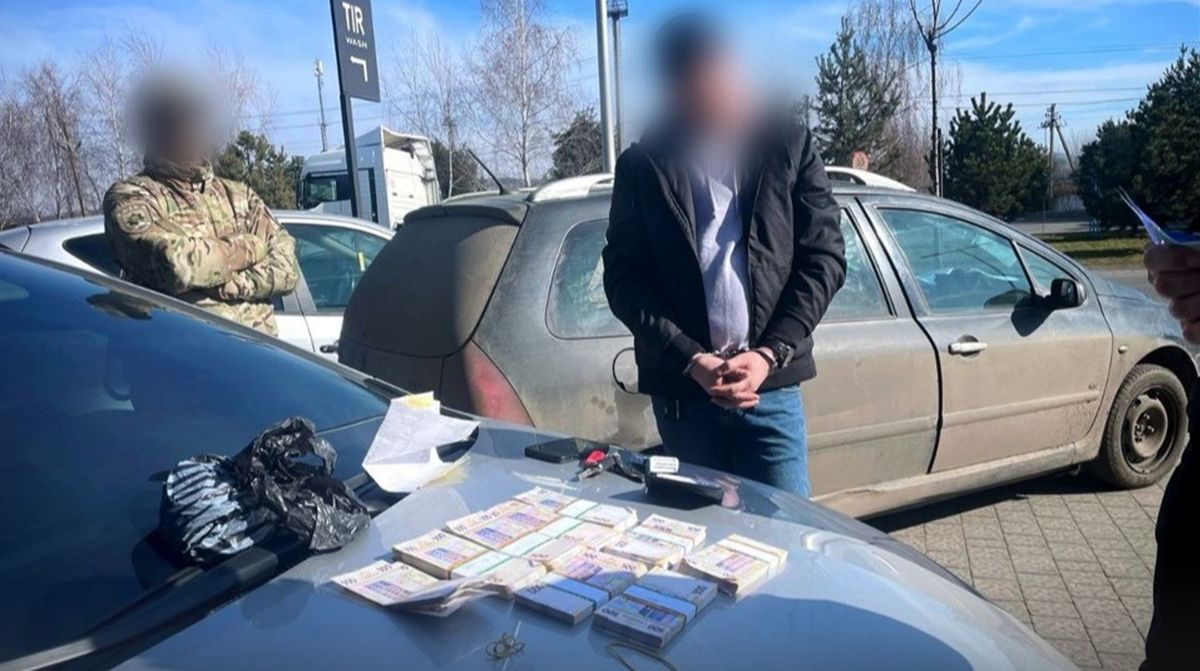 На Закарпатті на хабарі від колеги з фронту затримали посадовця військової частини ТрО