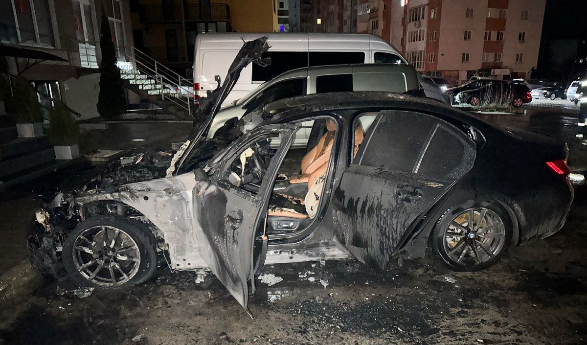 У Трускавці 23-річний чоловік через неприязнь спалив BMW знайомої