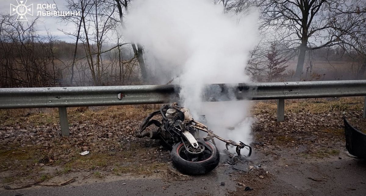 На Львівщині через ДТП загорівся мотоцикл, є загиблий