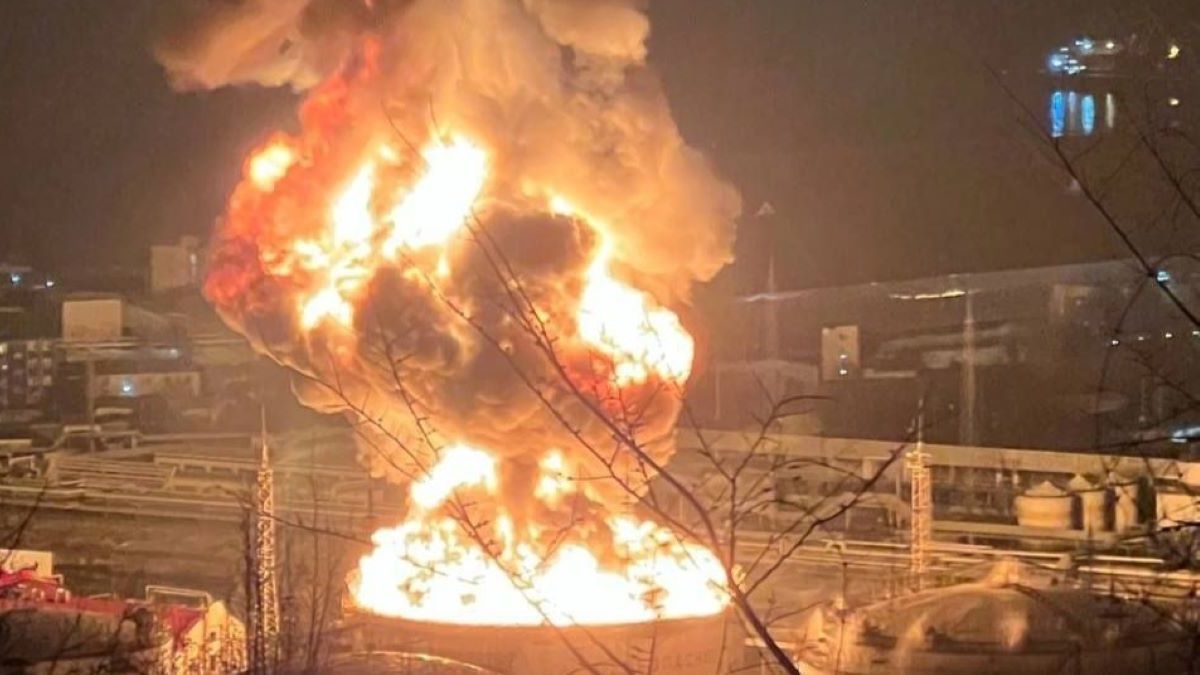 У Москві безпілотники врізалися в житлові будинки, а в Туапсе підпалили НПЗ