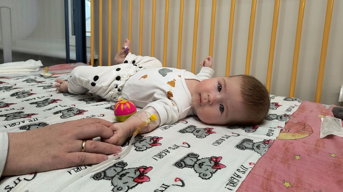 Хірурги Львова видалили тримісячній дівчинці пухлину легені, розміром з долоню