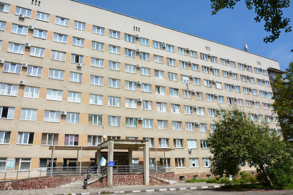 З вікна лікарні у Калуші випала 81-річна жінка і загинула