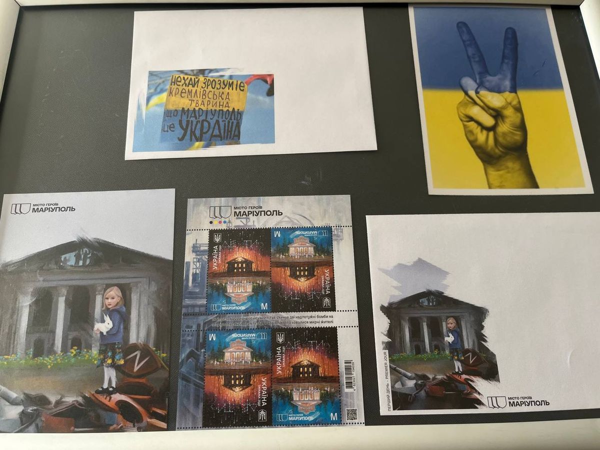 «Укрпошта» презентувала марку про Маріуполь з напиленням шматочків з Азовсталі
