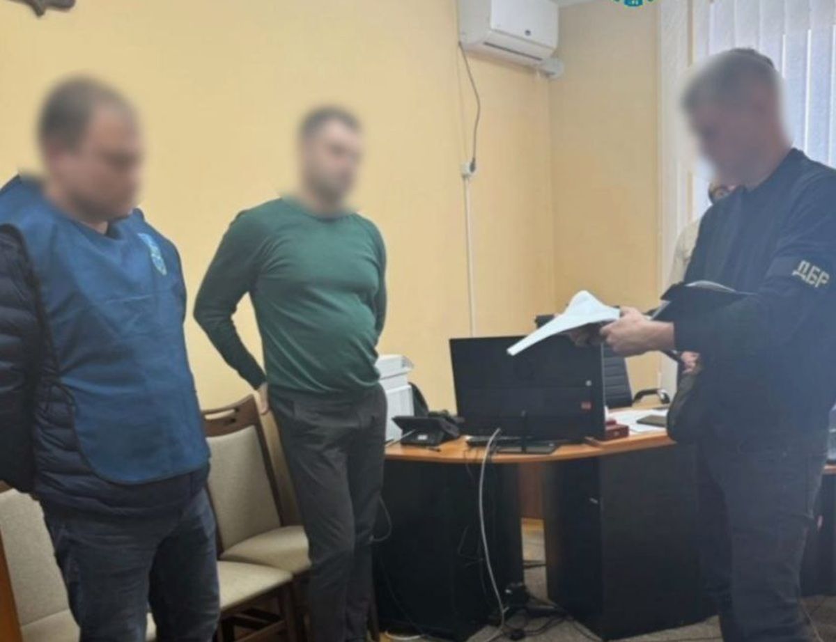 На Буковині податківець зі спільниками організував продаж підробного алкоголю та сигарет 