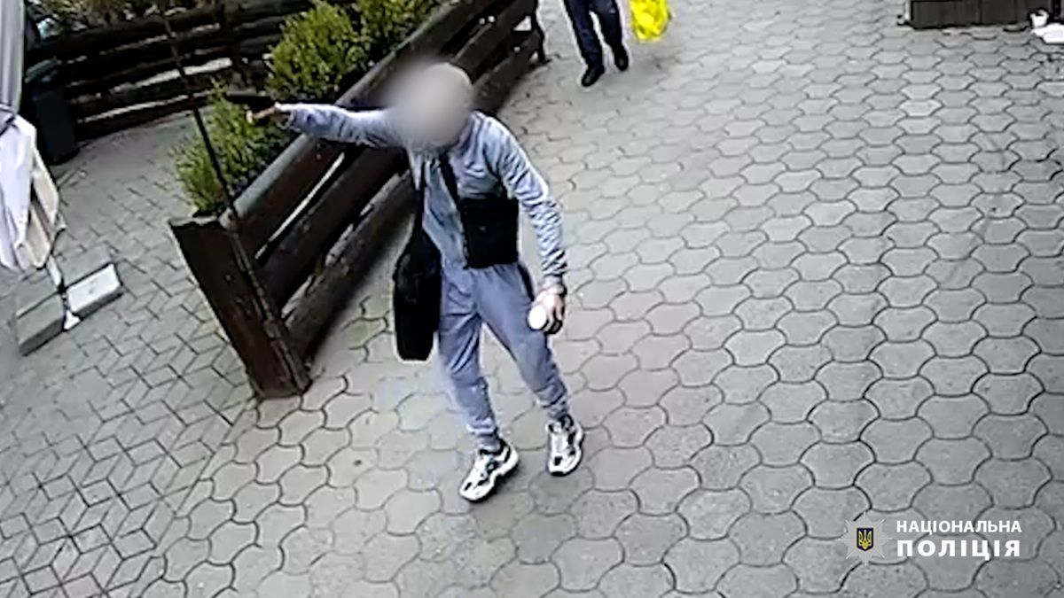 Поліція затримала буковинця за стрілянину зі стартового пістолета у Чернівцях
