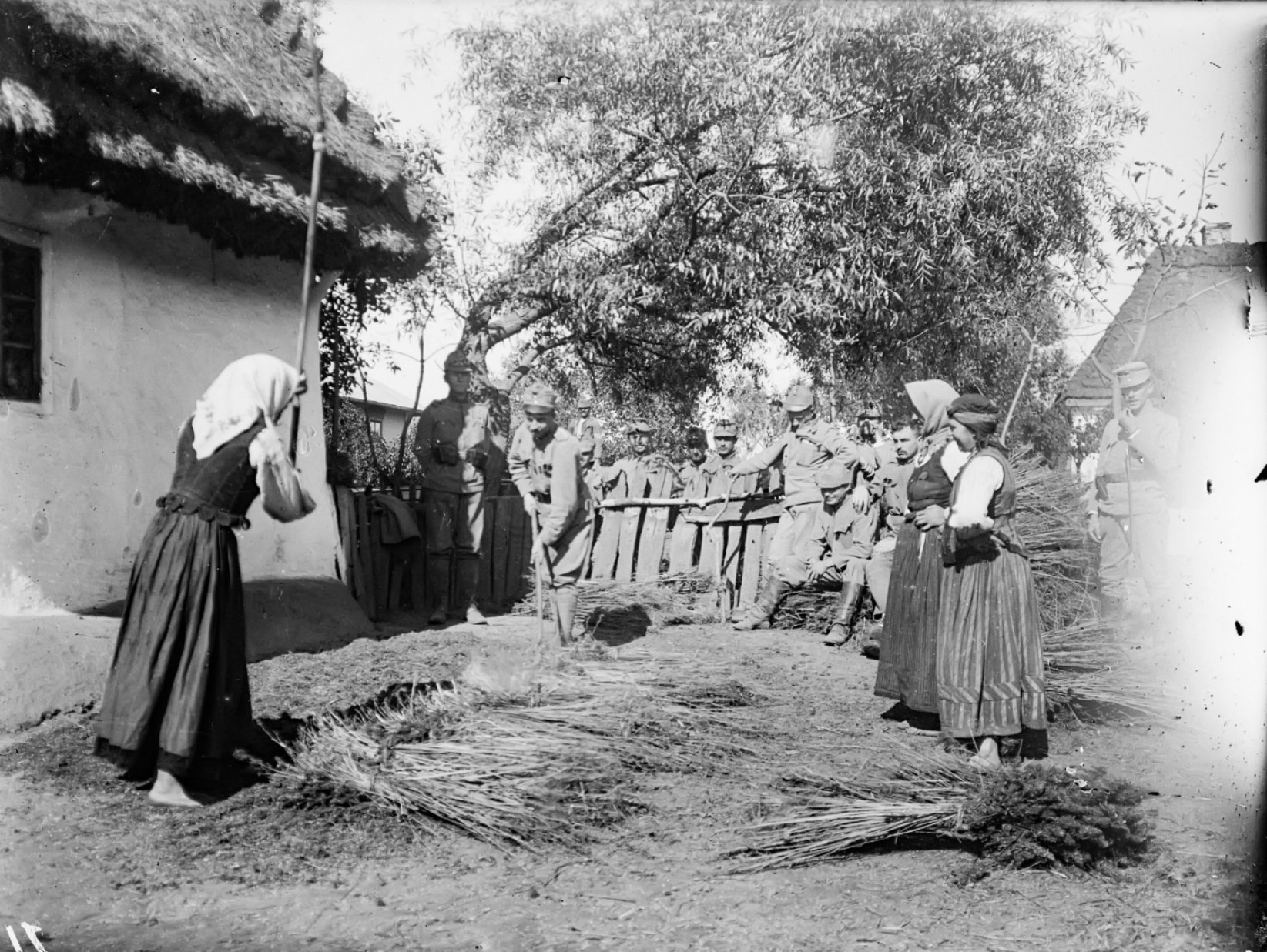 Стрільці допомагають цивільним молотити