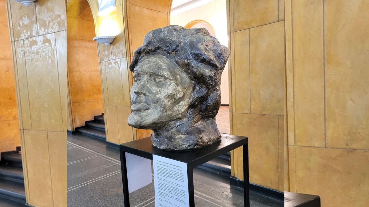 У львівському театрі Заньковецької встановили погруддя Ліни Костенко