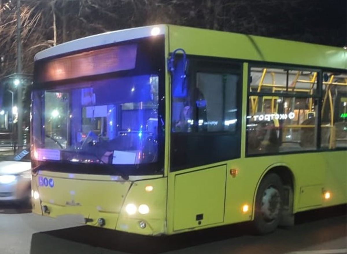 Пасажирка львівського автобуса потрапила до лікарні після ДТП із Nissan