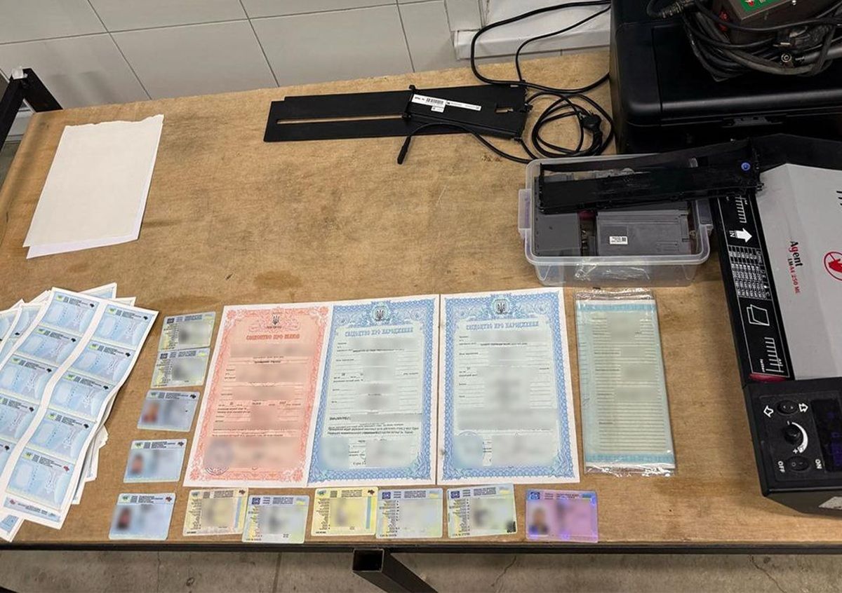 На Буковині на кордоні з Румунією виявили контрабанду підроблених бланків документів