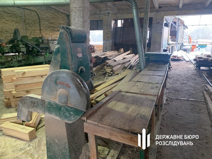 Спільники підозрюваного завозили дерева на пилораму, а потім продавали (фото ДБР)