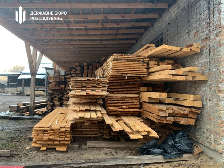 Спільники підозрюваного завозили дерева на пилораму, а потім продавали (фото ДБР)
